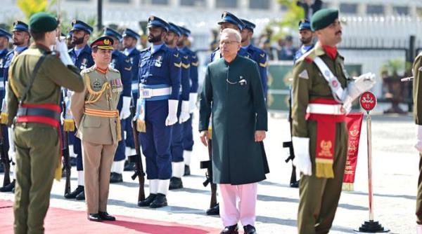 阿里夫·阿尔维总统为仪仗队送别