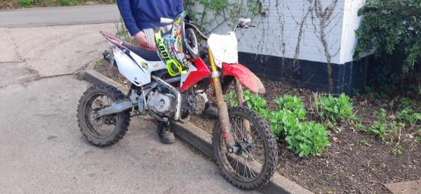 警察在伯斯利登林地打击摩托车