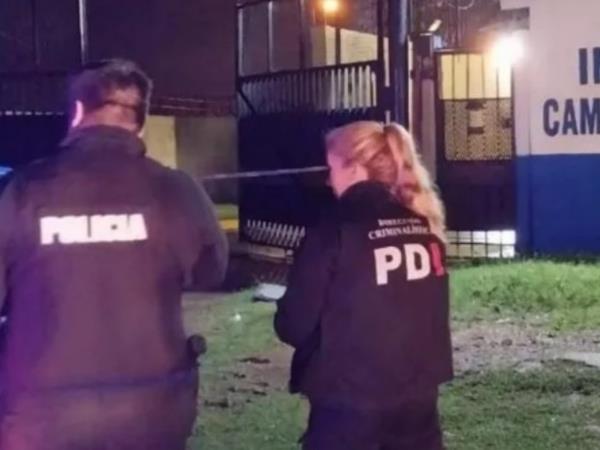 在科托，在罗萨里奥肉类部门的工会内部会议中，他们向冰箱投掷燃烧弹