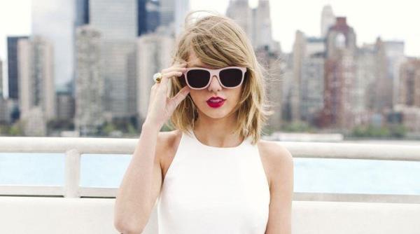 泰勒·斯威夫特小心翼翼地穿着蓝色在纽约穿行：图片