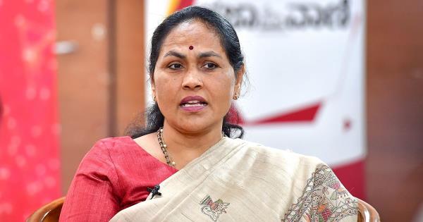 在班加罗尔，男子被Shobha Karandlaje的车门击中，从摩托车上摔下来，被公共汽车碾过