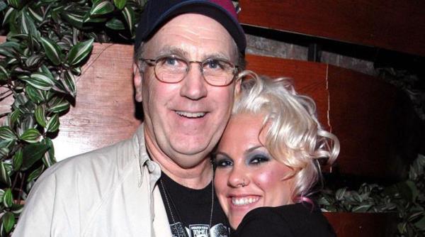 “走了，但没有被遗忘”：平克在父亲吉姆·摩尔去世两周年纪念日纪念他