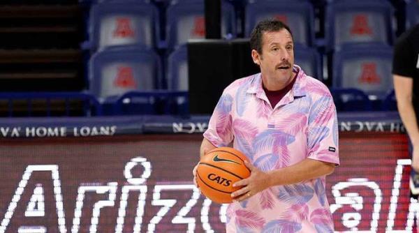 亚当·桑德勒在篮球比赛中冷落奥斯卡，让粉丝难以置信