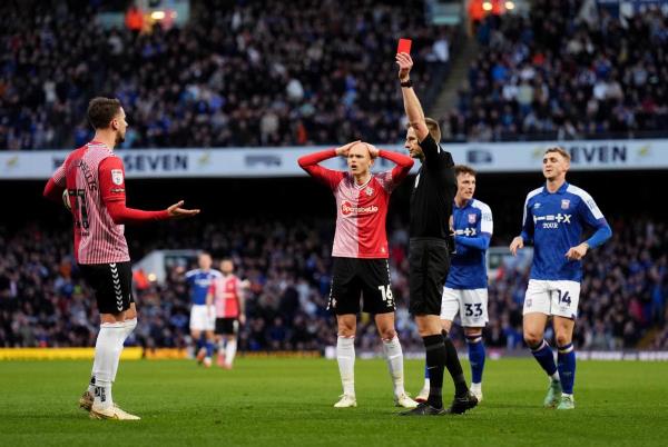 布里在直接红牌之后会停赛多久？