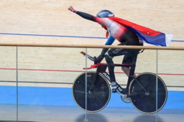 黄金帽子戏法完成!梅特尔卡在对手摔倒后赢得残奥会金牌