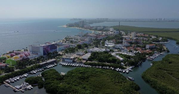 飓风贝丽尔在接近休斯顿时加剧，警告称这是“致命风暴”