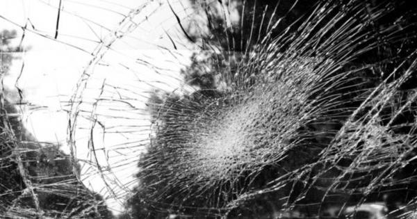 诺伊达一辆公共汽车撞上社会墙，小贩死亡