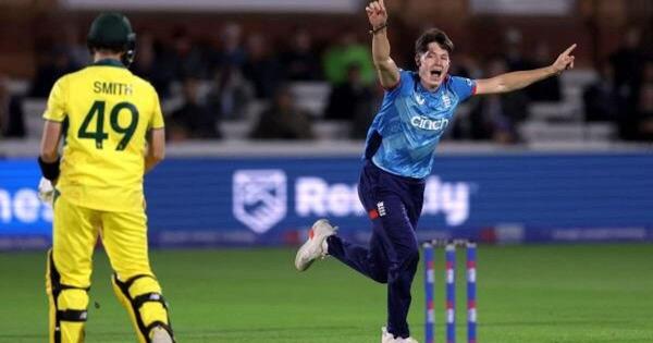 英格兰击败澳大利亚，以2-2平ODI系列