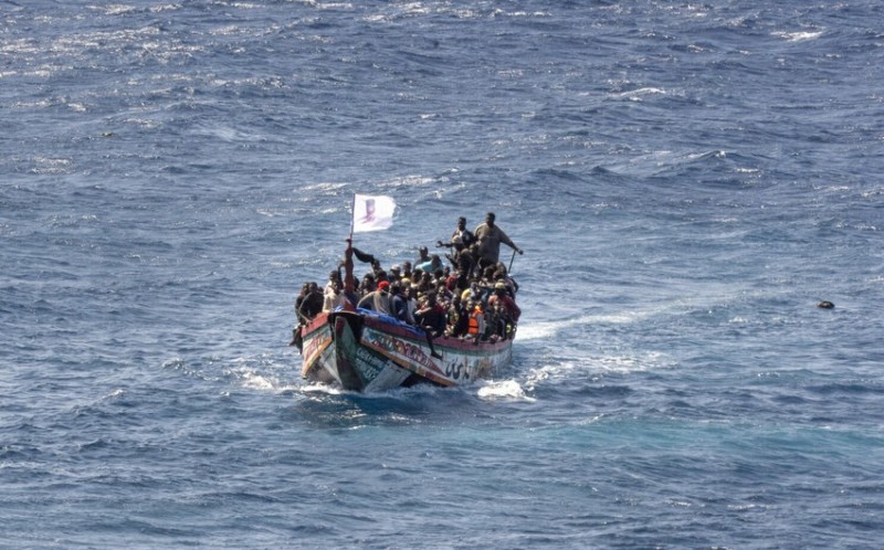 一艘移民船在西班牙加那利群岛倾覆，造成至少9人死亡，48人失踪