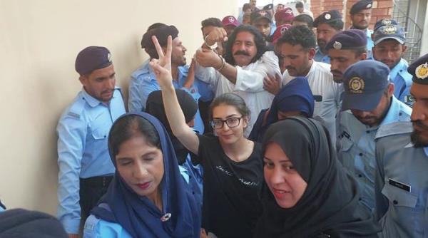 Imaan Mazari和Ali Wazir已被警方拘留