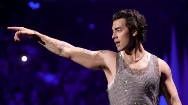 在苏菲·特纳分手的时候，乔·乔纳斯祝准父母好运