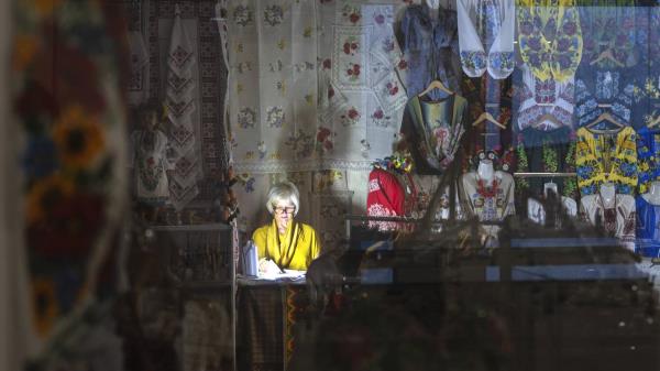 俄罗斯再次袭击乌克兰的电网，基辅的无人机瞄准敌人的石油仓库