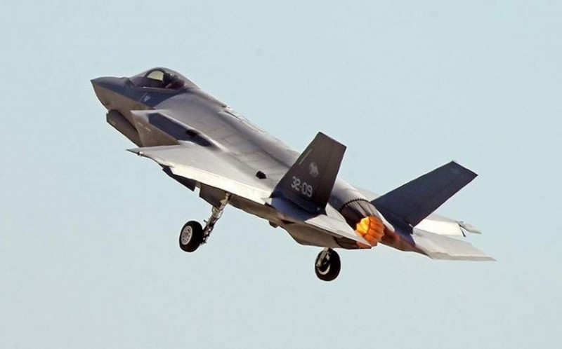 一架军用战斗机在新墨西哥州国际机场附近坠毁