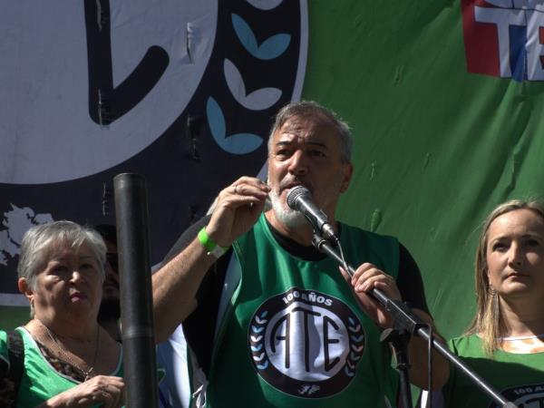 在哈维尔·米莱宣布取消7万份合同后，国有的埃及航空公司工会呼吁举行总罢工