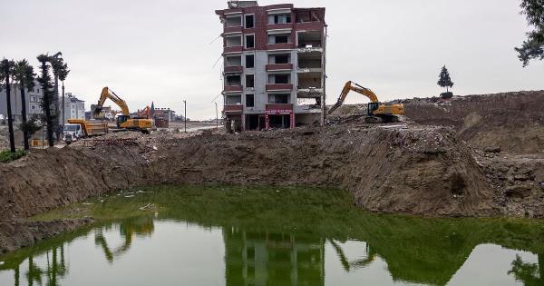 土耳其占领地震幸存者家园，震惊和困惑