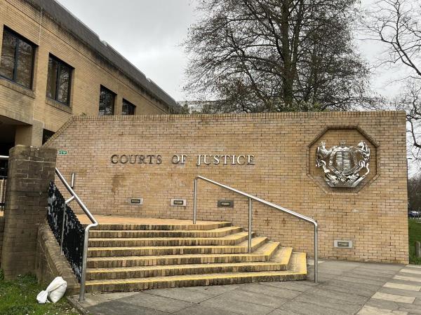 南安普顿一名男子分手后将性玩具丢在男子家中