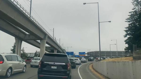 随着假日旅行的增加，Sea-Tac为上下车提供免费停车位