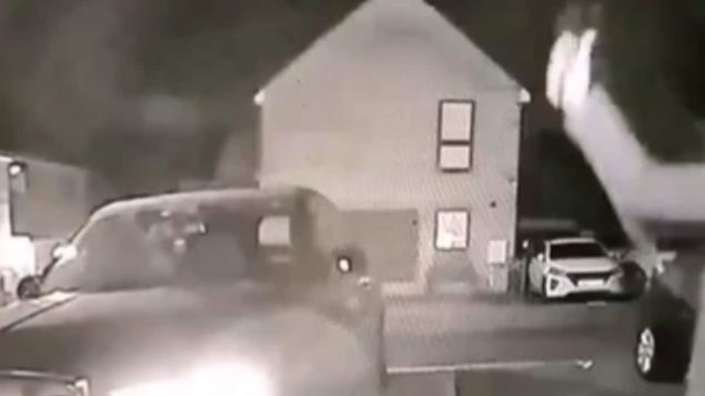 镜头捕捉到：小偷在几秒钟内偷走劳斯莱斯