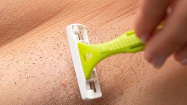 把凡士林擦到剃刀上从现在起，一切都会顺利的