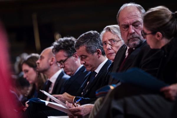 法国政客问：你能和极右翼一起游行反对反犹太主义吗？