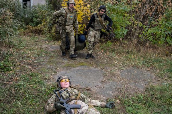 乌克兰人准备战斗的训练营：“在这里，他们可以犯错误”