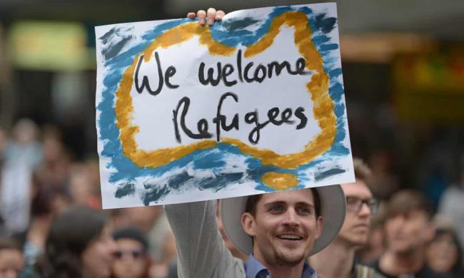 澳大利亚的政治机会主义者煽动了歇斯底里，剥夺了难民的人性