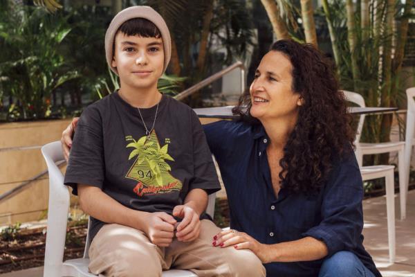 被哈马斯释放的两个孩子的母亲Hadas Kalderon：“到了晚上，痛苦又回来了”