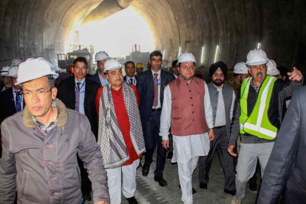 Uttarkashi隧道悲剧：PMO领导人Nitin Gadkari对被困工人的救援时间存在分歧