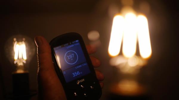 A handheld SSE smart meter for household energy usage is held next to an energy-efficient LED light bulb. Families across Great Britain will find out on Friday how tough energy bills will be this winter but they may have to wait to discover what the Government will do to help Picture date: Thursday August 25, 2022.</p>

<p>　　