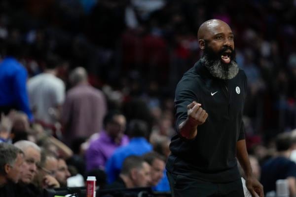Jacque Vaughn reacts during the Nets' loss to the 76ers on Nov. 19, 2023.