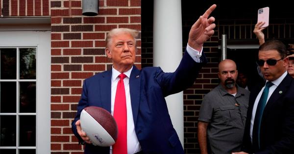 特朗普在关键的提前投票州南卡罗来纳州参加大学橄榄球比赛