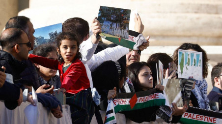Palestinians attend the weekly general audience by Pope Francis in Saint Peter's Square at the Vatican, November 22, 2023. Photo: REUTERS/Guglielmo Mangiapane