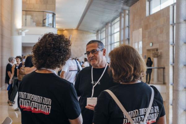 在特拉维夫的一家医院，哈马斯人质获释后重新适应生活