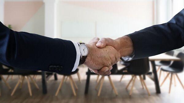 非技术工作获得优势;报告：2023年10月至11月，石油公司招聘人数增长9%