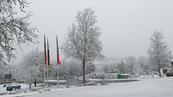 自由州的冬天开始了：巴伐利亚的部分地区陷入了雪中