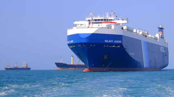 美国摧毁胡塞武装船只后，伊朗军舰进入红海，油价上涨