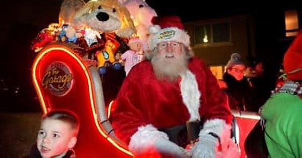 苏格兰圣诞老人被卑鄙的流氓在雪橇上扔鸡蛋弄得伤痕累累