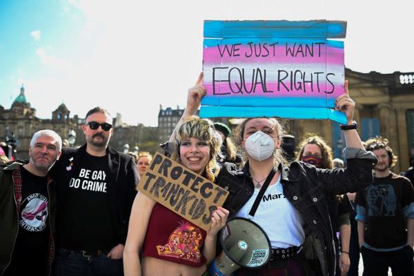 里程碑式的英语评论敦促对青少年性别认同的医疗保健“极度谨慎”