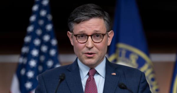 观察：众议院议长迈克·约翰逊举行边境新闻发布会