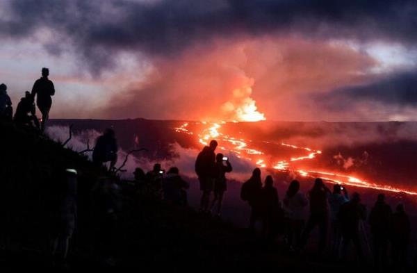 迷上了火山？游客争相观看冰岛火山喷发