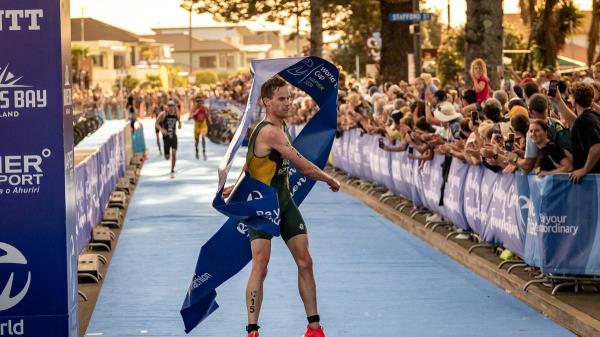 新西兰的世界铁人三项杯跨塔斯曼战役震撼了霍克湾