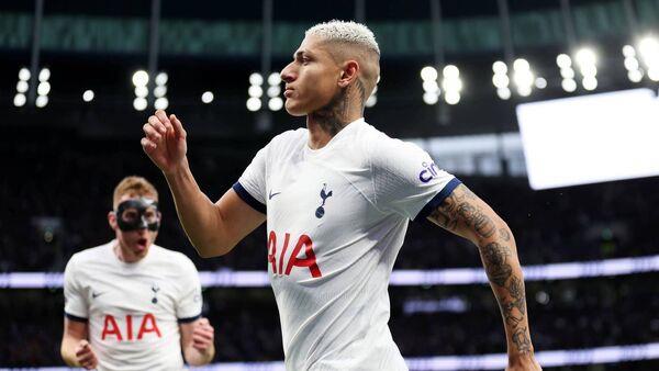 托特纳姆热刺在圣诞节的拉炮比赛中战胜了埃弗顿