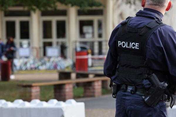 谁是针对法国学校的一系列虚假威胁的幕后黑手？