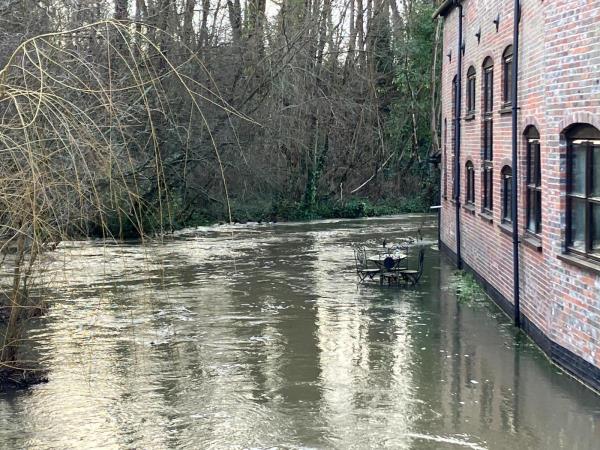 米恩河上涨，威克姆洪水泛滥：图片
