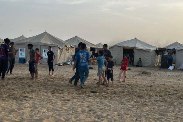 加沙的孤儿在边境之外也面临着苦难