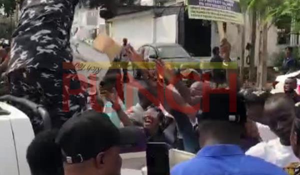 视频：警察向拉各斯抗议者分发饼干和水