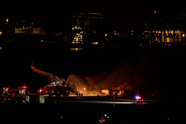 着火的日本航空公司客机上的疏散得益于乘客留下的行李