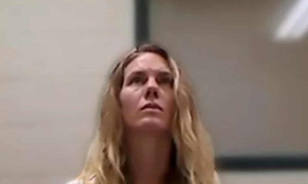 犹他州一名母亲在YouTube上为父母提供建议，她承认虐待儿童