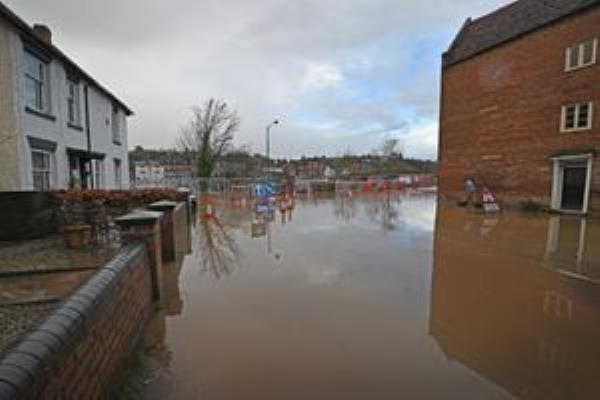 由于河岸决堤，预计该地区将发生更多洪水，并预计会有更多降雨
