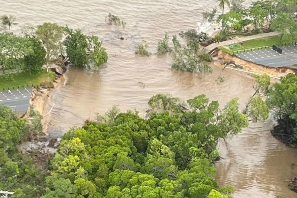 母亲，蹒跚学步的孩子被闪电击中，洪水中失踪男子的希望渺茫